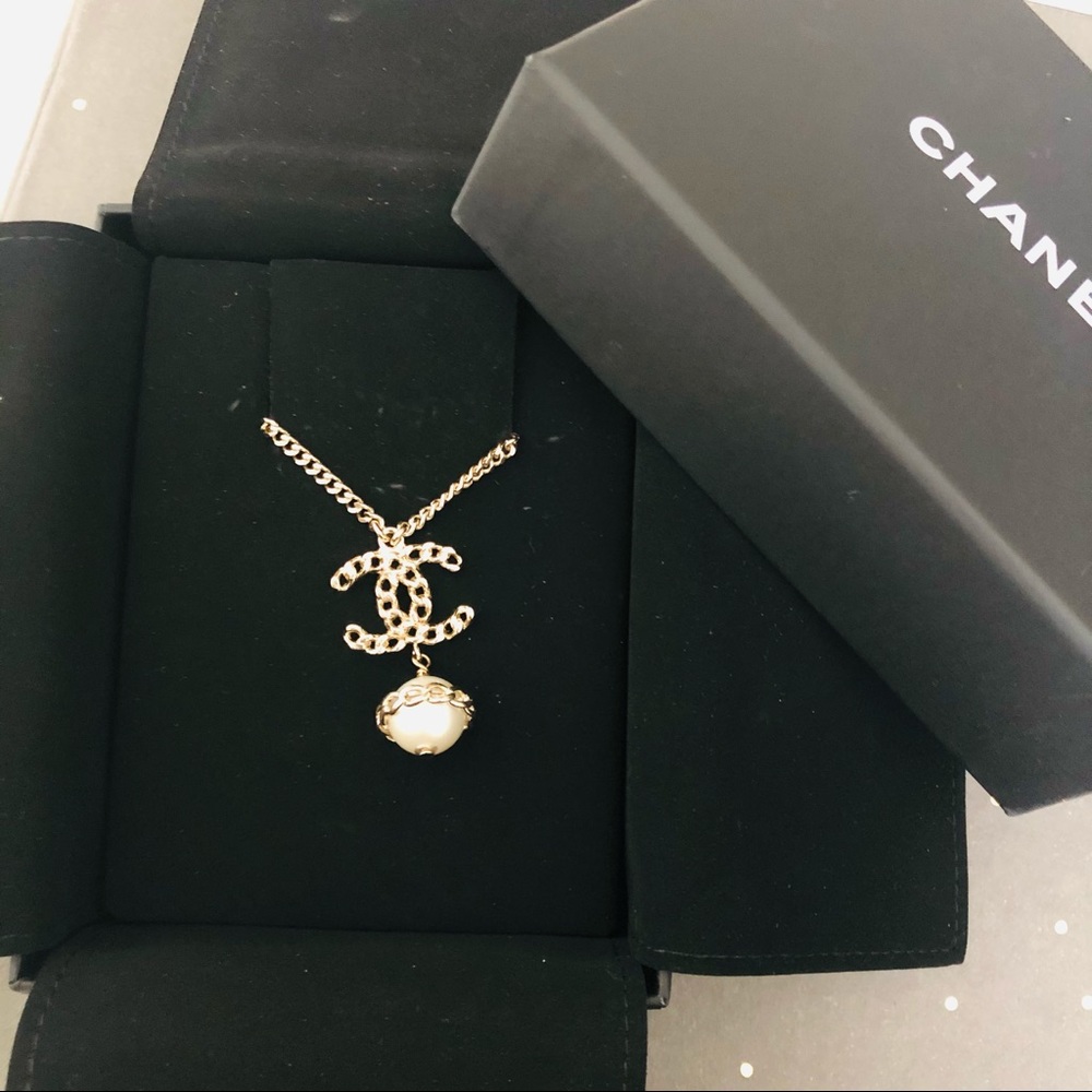 Auth Chanel necklace with pearl